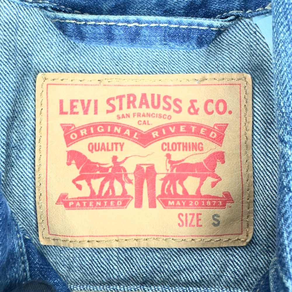 Levi’s Classic Denim Jacket in Dark Blue Wash - Picture 10 of 12